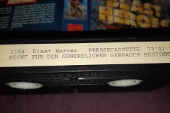 Blast-Heroes-aka-Heroes-shed-no-Tears-PRESSEKASSETTE-Kassette-FOTO-BRD-VHS-new-vision