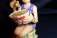 One.Piece_.Figuren.051.namiPOP.Diorama.World_.Figures.Gashaponpart-4.eating-2