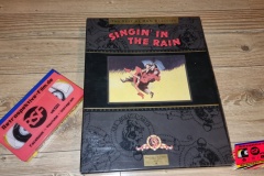 01.-Sigin-in-the-Rain-BRD-Limited-Edition-3VHS-BOX-3333-Stueck-13-FRONT
