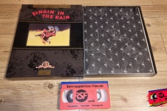 02.-Sigin-in-the-Rain-BRD-Limited-Edition-3VHS-BOX-3333-Stueck-17-FRONT-BOX-OFFEN
