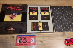 04.-Sigin-in-the-Rain-BRD-Limited-Edition-3VHS-BOX-3333-Stueck-11-FRONT-BOX-INHALT